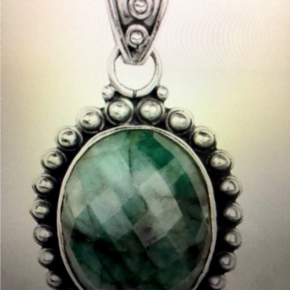 Beautiful women’s white gold 30.15 CTW Emerald 18 inch Designer Necklace - Picture 3 of 4